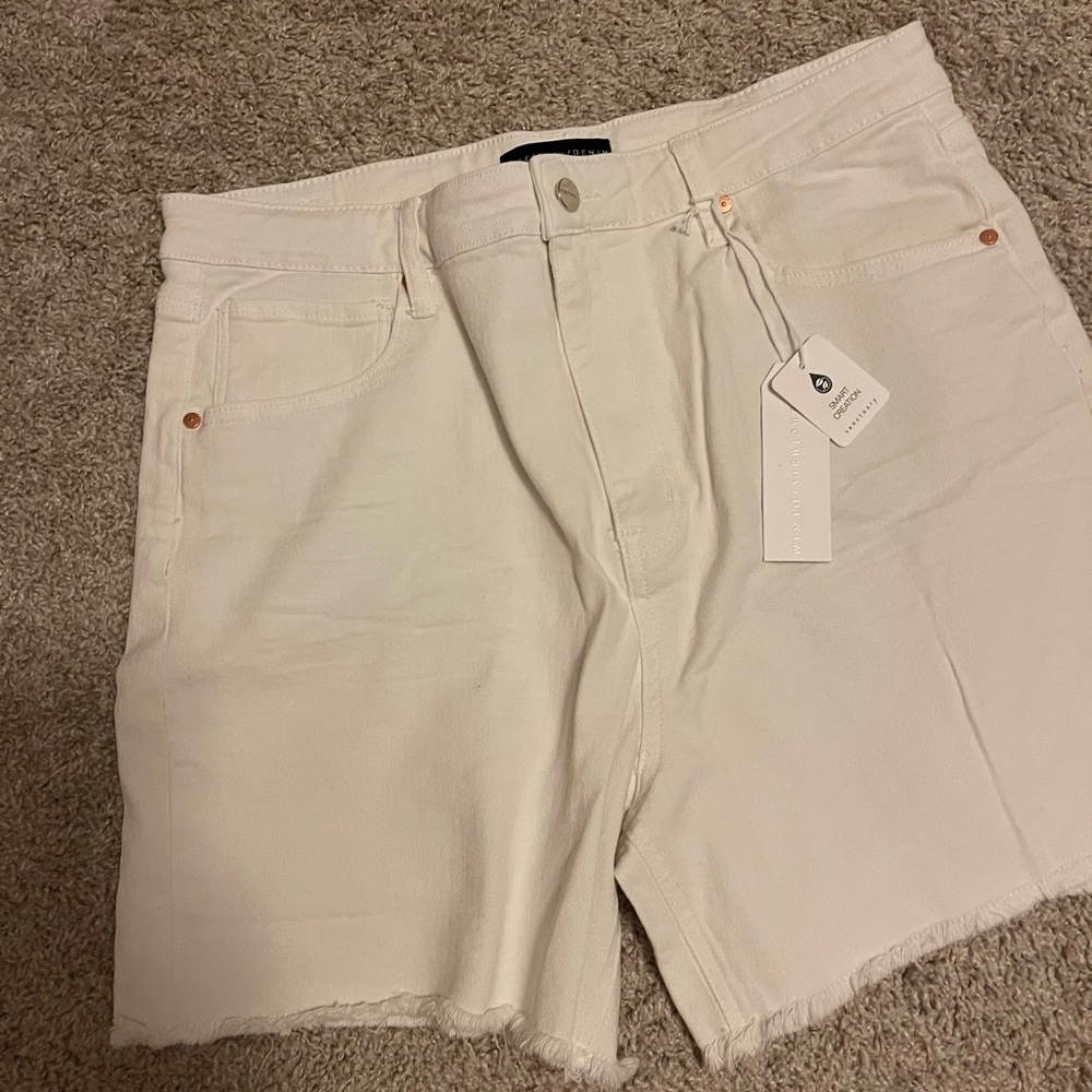 Sanctuary denim shorts never worn/cream in color